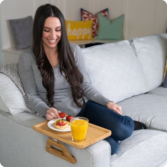 سینی کنار مبل چوبی