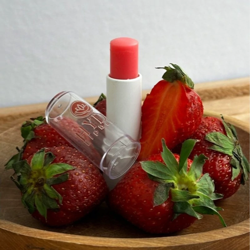 بالم لب توت فرنگی گیاهی برند هاید فاقد مواد شیمیایی  ترمیم کننده ی ترک لب های آسیب دیده