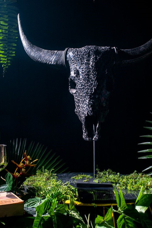 تندیس جمجمه گاو با پایه و دیوارکوب