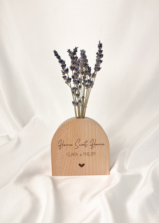 گلدان چوبی دستساز کوچک با گیاه سبز و نوشته سفارشی