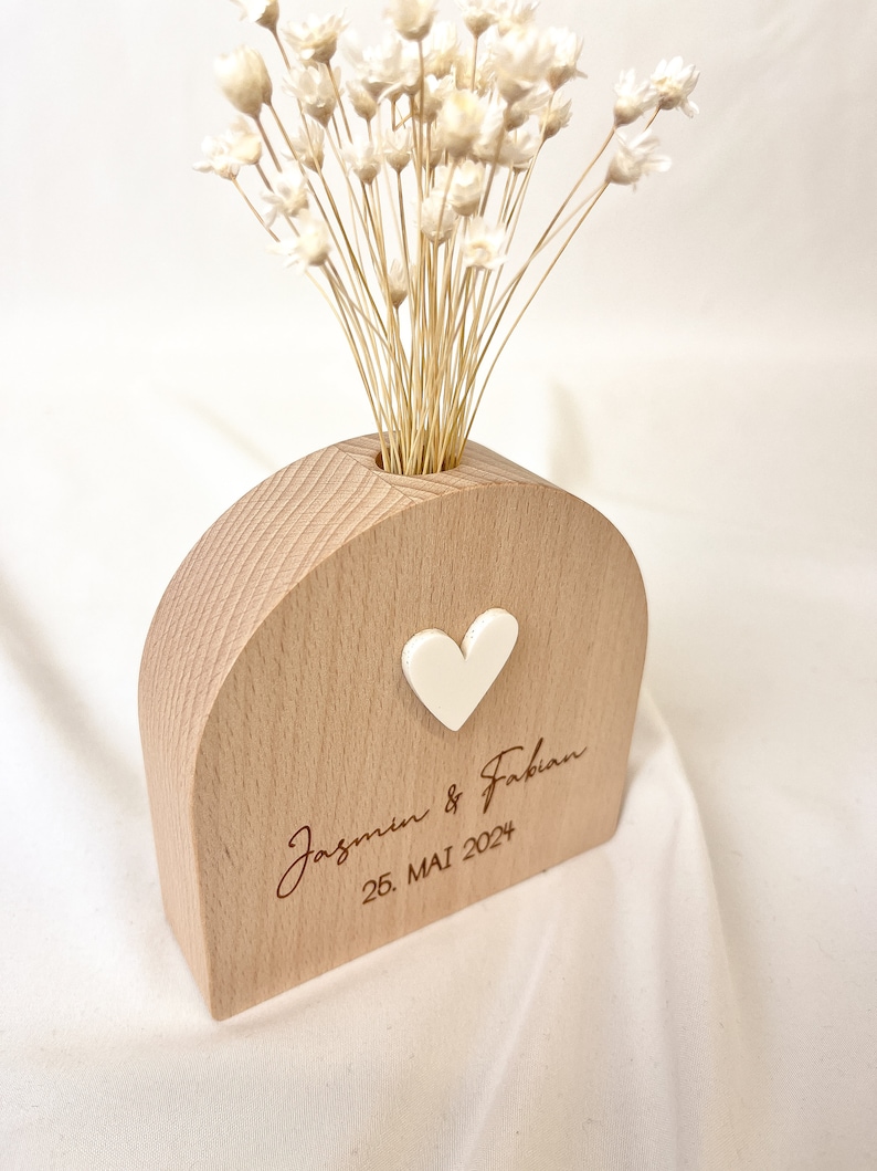 گلدان چوبی کوچک رومیزی با طراحی مینیمال و حک شخصی‌سازی‌شده