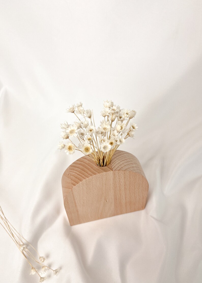 گلدان چوبی کوچک با گیاه کاکتوس و متن دلخواه روی بدنه