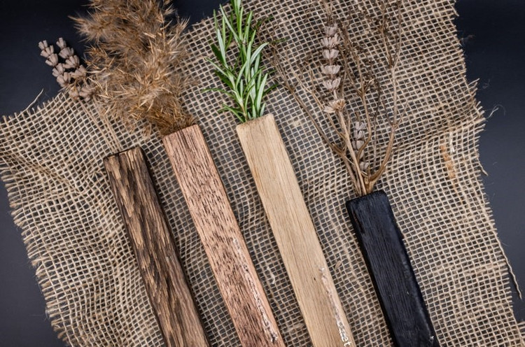 گلدان چوبی طبیعی با بافت رگهدار در دکوراسیون داخلی