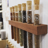 طراحی مینیمال جا ادویه چوبی و شیشهای الهام گرفته از سبک ایکیایی برای نظم و زیبایی آشپزخانه