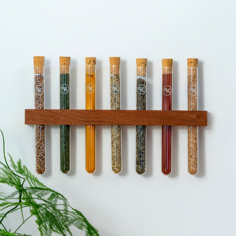 جا ادویه مدرن و خاص با لوله‌های شیشه‌ای و درب چوب پنبه‌ای، مناسب برای نظم‌دهی به ادویه‌ها