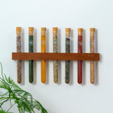 جا ادویه مدرن و خاص با لولههای شیشهای و درب چوب پنبهای، مناسب برای نظمدهی به ادویهها