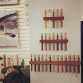 جا ادویه مدرن و خاص با لولههای شیشهای و درب چوب پنبهای، مناسب برای نظمدهی به ادویهها